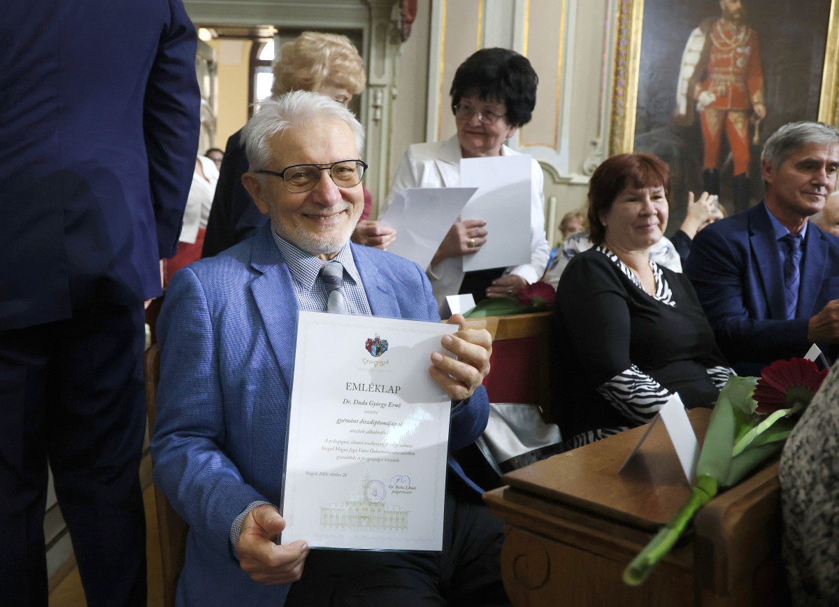 Szeged, díszdiploma, pályakezdő pedagógusok, pedagógusok, köszöntés, városháza