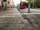 Szeged, javítás, Széchenyi tér, buszmegálló, burrkolat javítás, kátyú