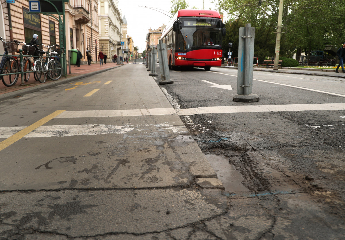 Szeged, javítás, Széchenyi tér, buszmegálló, burrkolat javítás, kátyú
